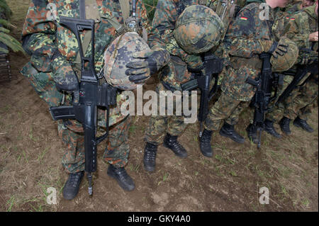 Torgelow, Germany. 23rd Aug, 2016.  German troops fall in during a presentation in the context of a visit of the Minister of Defence, Ursula von der Leyen (CDU), to the armoured infantryman brigade 41 'Vorpommern' in Torgelow, Germany, 23 August 2016. The armoured infantryman brigade 41 'Vorpommern' is located in Neubrandenburg and consists of 4,800 soldiers from different locations in Mecklenburg-Western Pomerania, Schleswig-Holstein and Saxony-Anhalt. Credit:  dpa picture alliance/Alamy Live News Stock Photo