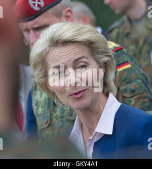 Torgelow, Germany. 23rd Aug, 2016.  Minister of Defence, Ursula von der Leyen (CDU), informs herself at a presentation of the abilities and equipment of the soldiers during a visit to the armoured infantryman brigade 41 'Vorpommern' in Torgelow, Germany, 23 August 2016. Credit:  dpa picture alliance/Alamy Live News Stock Photo