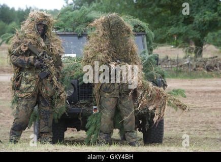 Torgelow, Germany. 23rd Aug, 2016. Tarned German troops show their skills and the equipment of a hunter platoon of the new hunter batailon during a presentation in the context of a visit of the Minister of Defence, Ursula von der Leyen (CDU), to the armoured infantryman brigade 41 'Vorpommern' in Torgelow, Germany, 23 August 2016. The armoured infantryman brigade 41 'Vorpommern' is located in Neubrandenburg and consists of 4,800 soldiers from different locations in Mecklenburg-Western Pomerania, Schleswig-Holstein and Saxony-Anhalt. Credit:  dpa picture alliance/Alamy Live News Stock Photo