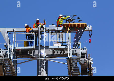 El Alto, Bolivia, 23rd August 2016. A technician checks a drone that is being used to carry a light synthetic cable between the pylons of a new cable car / gondola lift that is under construction. This is the first part of the process to install the final steel cable that will carry the gondolas. This cable car between Rio Seco and La Ceja in El Alto is one of a second phase of cable car lines that are part of an ambitious project to relieve traffic congestion. 3 routes from the first phase are already operating between the cities of La Paz and El Alto. Credit:  James Brunker / Ģ����ý Live News Stock Photo
