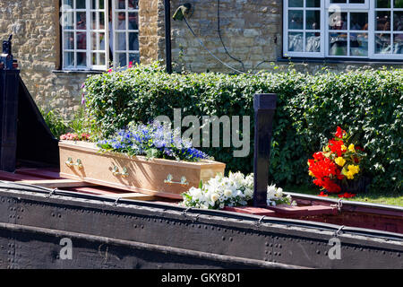 Stoke Bruerne, Northamptonshire, U.K. 24th August 2016. David Blagrove OBE, who died on 12th August  2016, had his last trip on the Grand Union Canal today aboard NB Sculptor which departed from his home at The Wharf at 10.30am to Blisworth Tunnel and back accompanied by his family, before his funeral at St Mary’s church, Stoke Bruerne. David  was a lock keeper, working boatman and campaigner of inland waterways all his life. Credit:  Keith J Smith./Alamy Live News Stock Photo