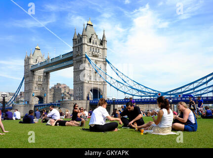 Tower Bridge, London, UK. 24th August, 2016. London basked in another scorcher as tourists and workers enjoyed the lunchtime heat. Temperatures reached a high of 32 degrees. Credit:  Paul Swinney/Alamy Live News Stock Photo