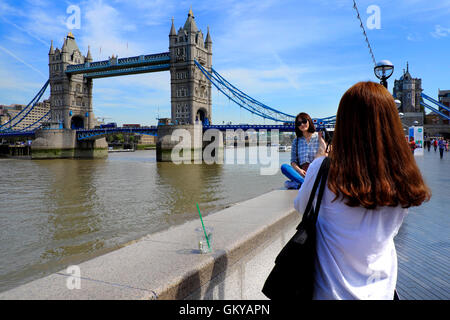 Tower Bridge, London, UK. 24th August, 2016. London basked in another scorcher as tourists and workers enjoyed the lunchtime heat. Temperatures reached a high of 32 degrees. Credit:  Paul Swinney/Alamy Live News Stock Photo