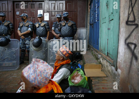 Lalitpur, Nepal. 25th Aug, 2016. Nepalese Armed Police personnel stand guard during celebrations of Janmashtami festival or birth anniversary of Deity Krishna near Krishna Temple in Patan Durbar Square, Lalitpur on Thursday, August 25, 16. Credit:  Skanda Gautam/ZUMA Wire/Alamy Live News Stock Photo