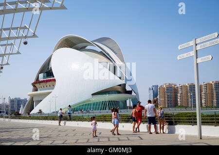 Visitors by signpost and the El Palau de les Arts Reina Sofía building in the science park at Valencia Stock Photo
