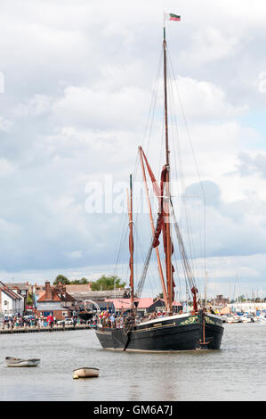 The Thames Sailing Barge SB Hydrogen leaving Hythe Quay in Maldon on the Blackwater Estuary, Essex. Stock Photo