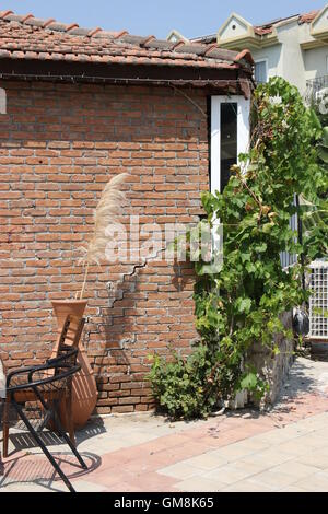 A building with a large crack Stock Photo
