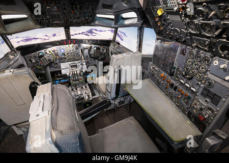 Boeing 727 cockpit hi-res stock photography and images - Alamy