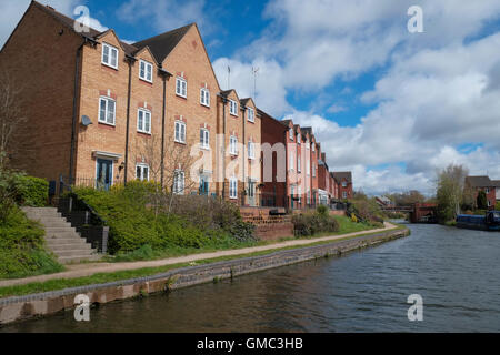 A modern housing development on the banks of the Staffordshire and Worcestershire Canal, Kidderminster, Worcestershire, England. Stock Photo