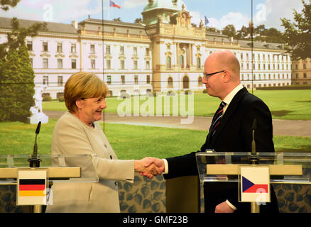 Prague, Czech Republic. 25th Aug, 2016. German Chancellor Angela Merkel (left) does not mind different views of refugee quotas in EU, it is important to debate problem, even Berlin rejected them first, she said in Prague, Czech Republic, August 25, 2016. Angela Mekel shakes hands with Czech Prime Minister Bohuslav Sobotka (right). Credit:  Roman Vondrous/CTK Photo/Alamy Live News Stock Photo