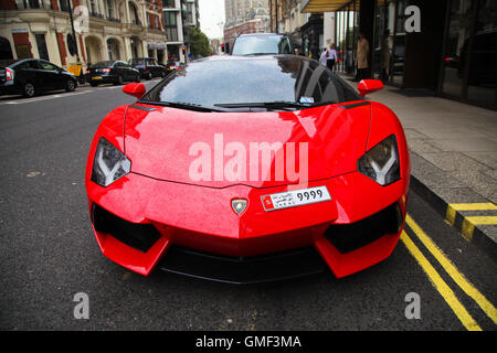 Knightsbridge, London, UK, 25 Aug 2016 - Lamborghini with UAEAD licence plate parked on double yellow lines in Knightsbridge Credit:  Dinendra Haria/Alamy Live News Stock Photo