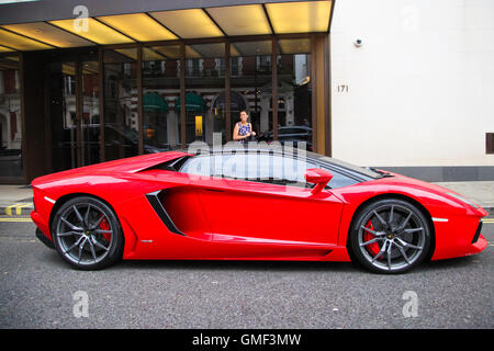 Knightsbridge, London, UK, 25 Aug 2016 - Lamborghini with UAEAD licence plate parked on double yellow lines in Knightsbridge Credit:  Dinendra Haria/Alamy Live News Stock Photo