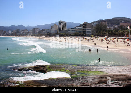 Rio de Janeiro, Brazil. 25th August, 2016. Officially the city of Rio de Janeiro, Brazil, is in the winter period, but the high temperatures of about 30 degrees Celsius, keeps the beaches crowded with sunbathers, even on weekdays. Early in the afternoon of Thursday (25 August, 2016), the beaches of Ipanema, Leblon and Arpoador received thousands of bathers. Despite the end of the Rio 2016 Olympic Games, there are still many foreign tourists enjoying the city. Credit:  Luiz Souza/Alamy Live News Stock Photo