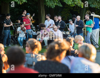 Dresden, Germany. 18th Aug, 2016. The band 'Banda Internationale', in which locals and refugees make music together, plays at the Grosser Garten in Dresden, Germany, 18 August 2016. Photo: Arno Burgi/dpa/Alamy Live News Stock Photo