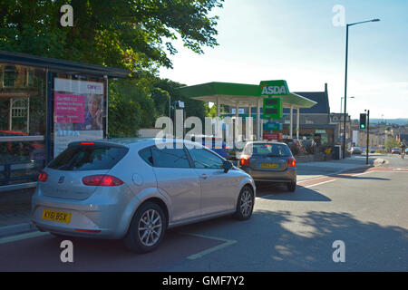 Bristol, UK. 26th August. Bank holiday traffic build up seen  queuing for fuel on the top of whiteladies road filling station in Bristol. Credit:  Robert Timoney/Alamy Live News Stock Photo