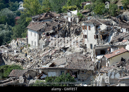 Pescara del Tronto, Italy. 26th August, 2016. Rescue forces look for victims in the rubble in Pescara del Tronto, Italy, 26 August 2016. A strong earthquake claimed numerous lives in central Italy on 24 August 2016. Photo: MAURIZIO GAMBARINI/dpa Credit:  dpa picture alliance/Alamy Live News Stock Photo