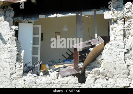 Pescara del Tronto, Italy. 26th August, 2016. Only rubble remains of the town after the earthquake in Pescara del Tronto, Italy, 26 August 2016. A strong earthquake claimed numerous lives in central Italy on 24 August 2016. Photo: MAURIZIO GAMBARINI/dpa Credit:  dpa picture alliance/Alamy Live News Stock Photo