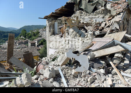 Pescara del Tronto, Italy. 26th August, 2016. Only rubble remains of the town after the earthquake in Pescara del Tronto, Italy, 26 August 2016. A strong earthquake claimed numerous lives in central Italy on 24 August 2016. Photo: MAURIZIO GAMBARINI/dpa Credit:  dpa picture alliance/Alamy Live News Stock Photo