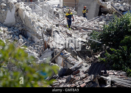 Pescara del Tronto, Italy. 26th August, 2016. Rescue forces look for victims in the rubble in Pescara del Tronto, Italy, 26 August 2016. A strong earthquake claimed numerous lives in central Italy on 24 August 2016. Photo: MAURIZIO GAMBARINI/dpa Credit:  dpa picture alliance/Alamy Live News Stock Photo