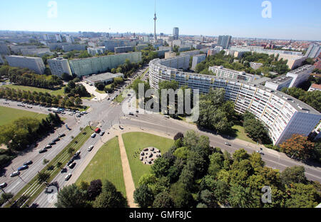 Berlin, Germany. 25th Aug, 2016. View from a skyscraper at Platz der Vereinten Nationen across the rooftops of Berlin, Germany, 25 August 2016. Photo: Wolfgang Kumm/dpa/Alamy Live News Stock Photo