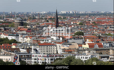 Berlin, Germany. 25th Aug, 2016. View from a skycraper at Platz der Vereinten Nationen across the rooftops of Berlin, Germany, 25 August 2016. Photo: Wolfgang Kumm/dpa/Alamy Live News Stock Photo