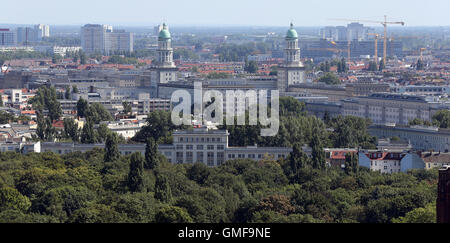 Berlin, Germany. 25th Aug, 2016. View from a skycraper at Platz der Vereinten Nationen across the rooftops of Berlin, Germany, 25 August 2016. The buildings at Frankfurter Tor can be seen in the middle. Photo: Wolfgang Kumm/dpa/Alamy Live News Stock Photo