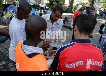 Paris, France. 26th August 2016. Local volunteers distribute food to the refugees. Hundreds of refugees are sleeping rough in the streets around the Stalingrad Metro station in Paris. They are always under the thread of being moved by French police, as happens on a regular basis. Some wait for their asylum request being approved, others are on their way to the camp in Calais. Credit:  Michael Debets/Alamy Live News Stock Photo