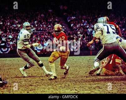 December 31, 1972 - Washington, District of Columbia, United States of  America - Washington Redskins quarterback Billy Kilmer (17), right, looks  to pass after faking the ball to running back Larry Brown (