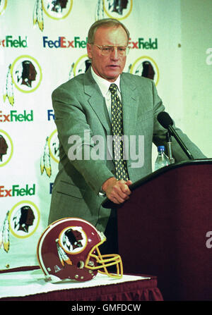 Landover, Maryland, USA. 21st Apr, 2001. Washington Redskins Head Coach/Director of Football Operations ''“ Marty Schottenheimer announces the team has used it's pick in the first round of the 2001 NFL Draft to select wide receiver Rod Gardner out of Clemson at FedEx Field in Landover, Maryland on April 21, 2001.Credit: Howard L. Sachs/CNP © Howard L. Sachs/CNP/ZUMA Wire/Alamy Live News Stock Photo