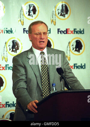 Landover, Maryland, USA. 21st Apr, 2001. Washington Redskins Head Coach/Director of Football Operations ''“ Marty Schottenheimer announces the team has used it's pick in the first round of the 2001 NFL Draft to select wide receiver Rod Gardner out of Clemson at FedEx Field in Landover, Maryland on April 21, 2001.Credit: Howard L. Sachs/CNP © Howard L. Sachs/CNP/ZUMA Wire/Alamy Live News Stock Photo