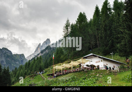 The Dolomites, Trentino, northern Italy. The Rifugio Bottari, a mountain refuge offering food and accommodation for walkers Stock Photo