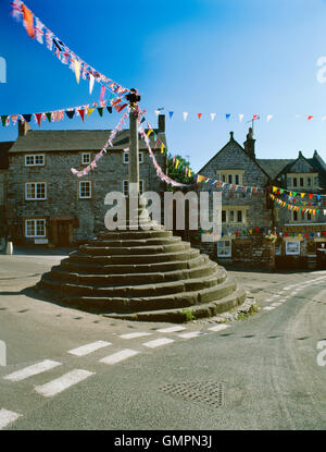 Bonsall, Derbyshire: Medieval Market Cross, and King's Head pub, decorated with bunting for the village well dressings in August. Stock Photo
