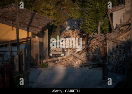 Pescara Del Tronto, Italy. 26th Aug, 2016. 6.0 magnitude earthquake in Italy between Lazio and Marche regions which killed at least 267 people. The research and rubble in the village of Pescara del Tronto in province of Ascoli Piceno at 153 km from Rome. Credit:  Ivan Romano/Pacific Press/Alamy Live News Stock Photo