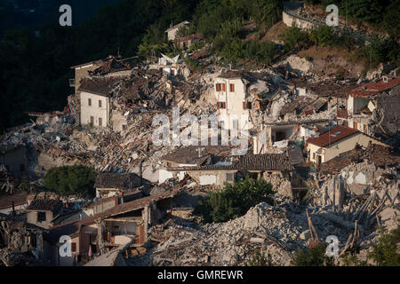 Pescara Del Tronto, Italy. 26th Aug, 2016. 6.0 magnitude earthquake in Italy between Lazio and Marche regions which killed at least 267 people. The research and rubble in the village of Pescara del Tronto in province of Ascoli Piceno at 153 km from Rome. Credit:  Ivan Romano/Pacific Press/Alamy Live News Stock Photo