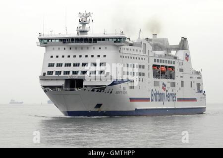 AJAXNETPHOTO. 25TH AUGUST, 2016. PORTSMOUTH, ENGLAND. - BRITTANY FERRIES CROSS CHANNEL CAR AND PASSENGER FERRY MONT ST.MICHEL INWARD BOUND.  PHOTO:JONATHAN EASTLAND/AJAX  REF:D162508 6128 Stock Photo