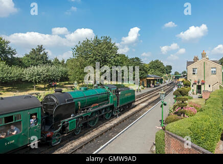 No. 925 Cheltenham steam engine pulling a train into Ropley Station on the Mid Hants Railway - also called the Watercress Line Stock Photo