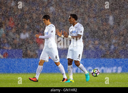 Swansea City's Leroy Fer celebrates scoring his side's first goal of the game during the Premier League match at the King Power Stadium, Leicester. Stock Photo