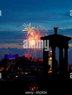 Edinburgh, Scotland, UK. 27th August, 2016. Edinburgh tattoo fireworks, last early evening Saturday performance on the castle esplanade before the Scottish International Festival finishes with a bang on Monday 29th August 2016 Stock Photo