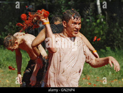 Kiev, Ukraine. 27th Aug, 2016. Kids throws tomatoes at each other as they take a part during the 'Tomatina' or Tomato festival in Kiev. © Serg Glovny/ZUMA Wire/Alamy Live News Stock Photo