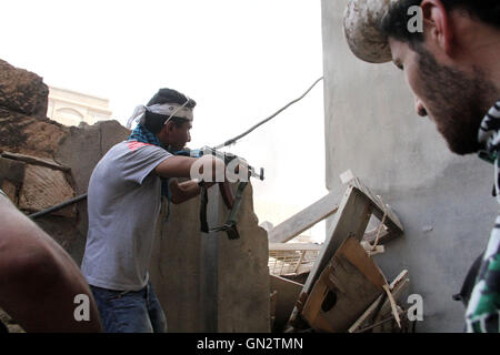 Sirte, Libya. 28th Aug, 2016. A member of the forces loyal to Libya's UN-backed Government of National Accord (GNA) fires at the Islamic State (IS) militants in the coastal city of Sirte, east of the capital Tripoli, Libya, on Aug. 28, 2016. Fierce clashes against the Islamic State (IS) militants in the Libyan city of Sirte killed 18 soldiers and injured another 120 on Sunday, according to Sirte's field hospital. Credit:  Hamza Turkia/Xinhua/Alamy Live News Stock Photo