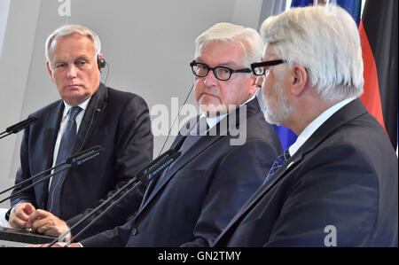 Weimar, Germany. 28th Aug, 2016. The Foreign Ministers of France, Germany and Poland, Jean-Marc Ayrault (France, l-r), Frank-Walter Steinmeier (Germany) and Witold Waszczykowski (Poland) during a press conference at the Schloss Ettersburg in Weimar, Germany, 28 August 2016. Germany, France and Poland are celebrating the 25th anniversary of its foreign policy discussion forum, the Weimar Triangle. Photo:MARTIN SCHUTT/dpa/Alamy Live News Stock Photo