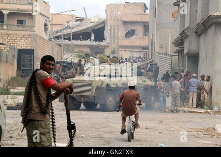 Sirte, Libya. 28th Aug, 2016. Members of the forces loyal to Libya's UN-backed Government of National Accord (GNA) are seen in the coastal city of Sirte, east of the capital Tripoli, Libya, on Aug. 28, 2016. Fierce clashes against the Islamic State (IS) militants in the Libyan city of Sirte killed 18 soldiers and injured another 120 on Sunday, according to Sirte's field hospital. Credit:  Hamza Turkia/Xinhua/Alamy Live News Stock Photo