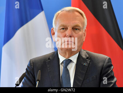 Weimar, Germany. 28th Aug, 2016. The Foreign Ministers of France Jean-Marc Ayrault during a press conference at the Schloss Ettersburg in Weimar, Germany, 28 August 2016. Germany, France and Poland are celebrating the 25th anniversary of its foreign policy discussion forum, the Weimar Triangle. Photo:MARTIN SCHUTT/dpa/Alamy Live News Stock Photo