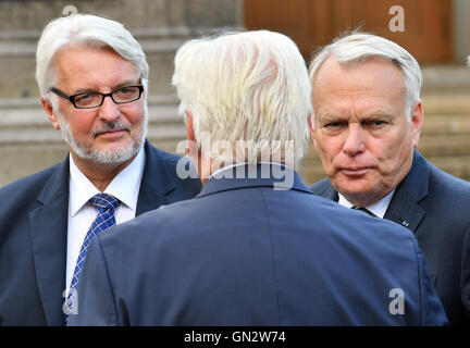 Weimar, Germany. 28th Aug, 2016. The Foreign Ministers of France, Germany and Poland, Jean-Marc Ayrault (France, R), Frank-Walter Steinmeier (M, Germany) and Witold Waszczykowski (Poland, L) stand alongside each other during a press conference at the Schloss Ettersburg in Weimar, Germany, 28 August 2016. Germany, France and Poland are celebrating the 25th anniversary of its foreign policy discussion forum, the Weimar Triangle. Photo:MARTIN SCHUTT/dpa/Alamy Live News Stock Photo