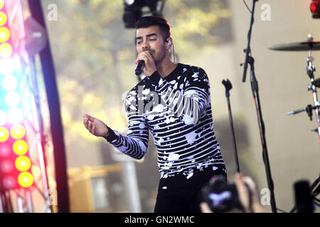 New York City. 26th Aug, 2016. Joe Jonas of the band DNCE performs on the Citi Concert Series on TODAY at Rockefeller Center Plaza on August 26, 2016 in New York City. | usage worldwide © dpa/Alamy Live News Stock Photo