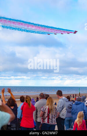 Rhyl, Denbighshire, Wales, UK. 28th August 2016. Rhyl Air Show – The annual air show at Rhyl seafront with the RAF Red Arrows. Spectators wave off the Red Arrows on their last fly by for the day Stock Photo