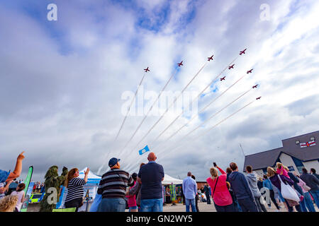 Rhyl, Denbighshire, Wales, UK. 28th August 2016. Rhyl Air Show – The annual air show at Rhyl seafront with the RAF Red Arrows. Red Arrows arrive over Rhyl as spectators look up Stock Photo