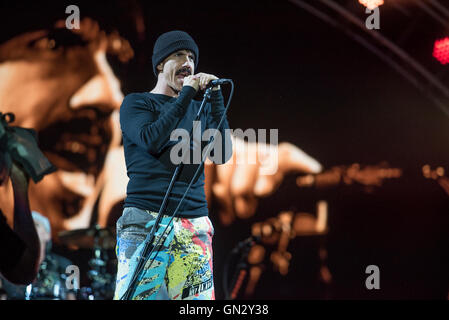 Leeds, UK. 28th August 2016. Anthony Kiedis, Flea, Chad Smith and Josh Klinghoffer of The Red Hot Chilli Peppers headline  the main stage at Leeds Festival 2016, 28/08/2016 Credit:  Gary Mather/Alamy Live News Stock Photo