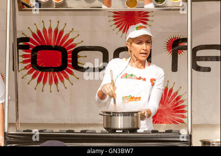 Heather Mills McCartney giving a vegan cooking demonstration in Brighton town centre Stock Photo