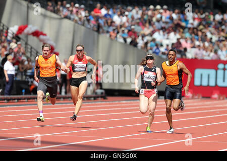 Libby CLEGG with guide Chris CLARKE and Katrin MUELLER-ROTTGARDT with Guide Sebastian FRICKE. Women's 200m T11/12, 2016 IPC Anniversary Games, Queen Elizabeth Olympic Park, Stratford, London, UK. Stock Photo